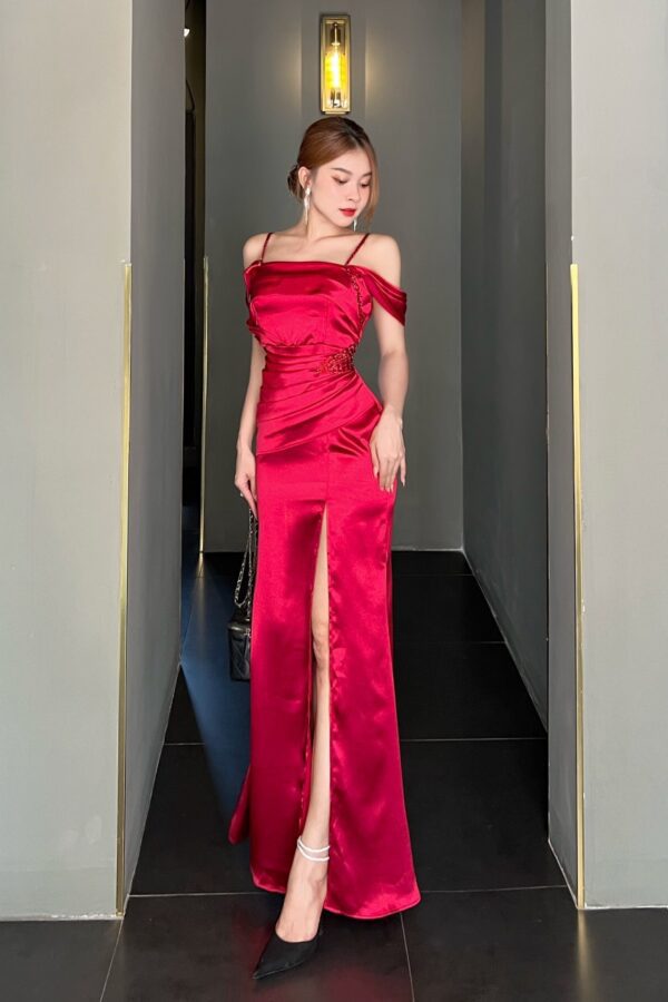 Dạ hội hai dây rớt vai kết pha lê